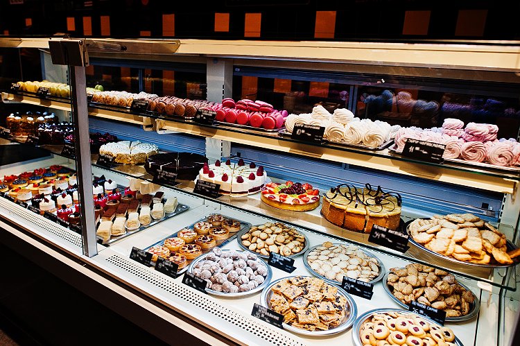 commercial refrigerated bakery display cases