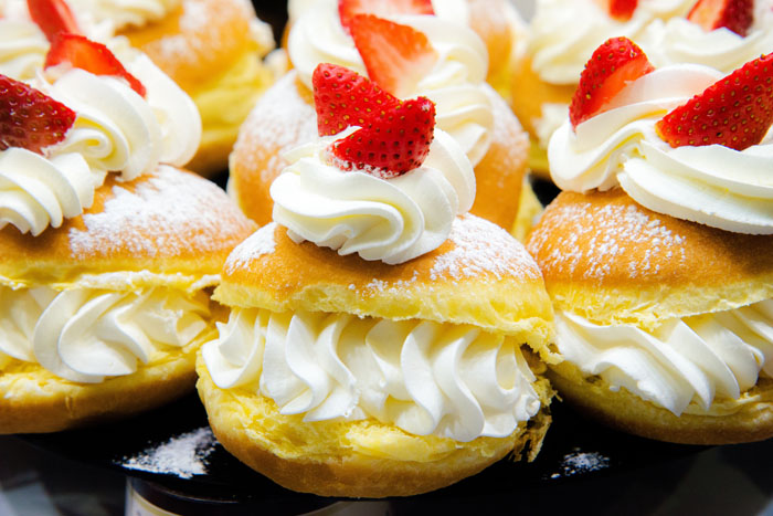 Choux à la crême pâtissière fraise. Pour une meilleure conservation utiliser une vitrine réfrigérée