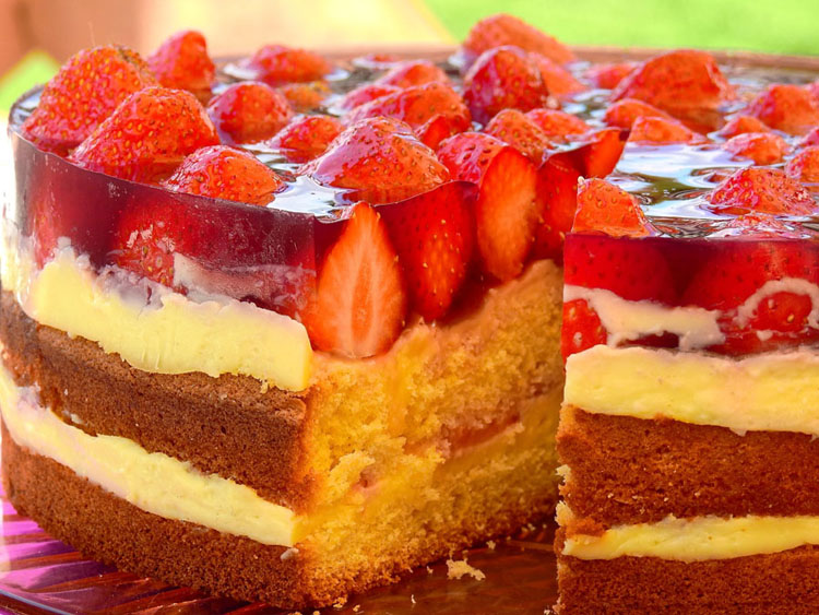 Dessert à la fraise présenté dans une vitrine réfrigérée Roller Grill