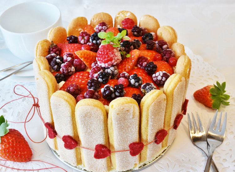 Gâteau présenté dans une vitrine réfrigérée